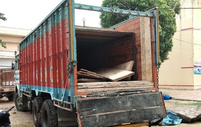 Police catch whisky and beer from chandigarh to bihar in Bhadohi
