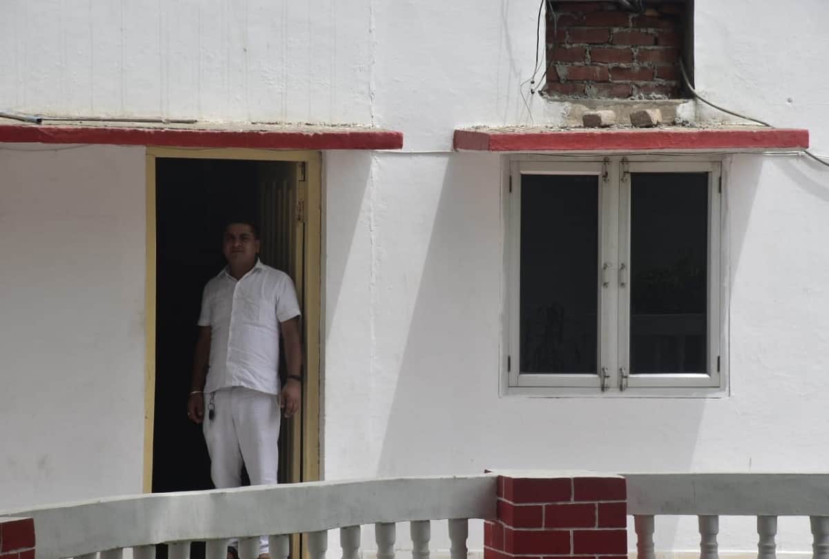 CBI team took recover money and documents from Bulandshahr District Magistrate House with him