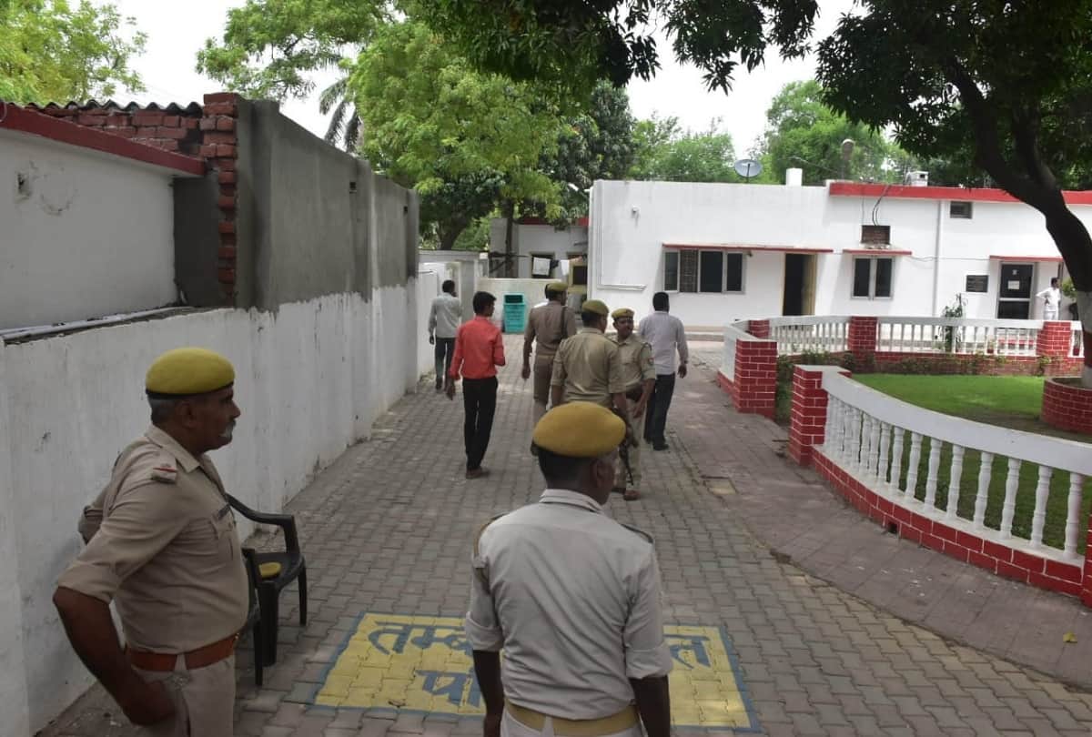 CBI team took recover money and documents from Bulandshahr District Magistrate House with him