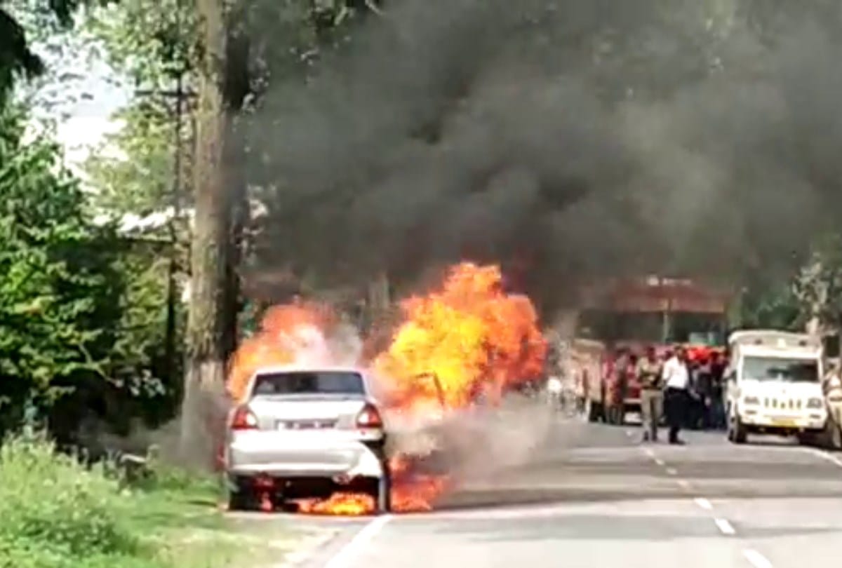 fire broke out in moving car in kangra himachal