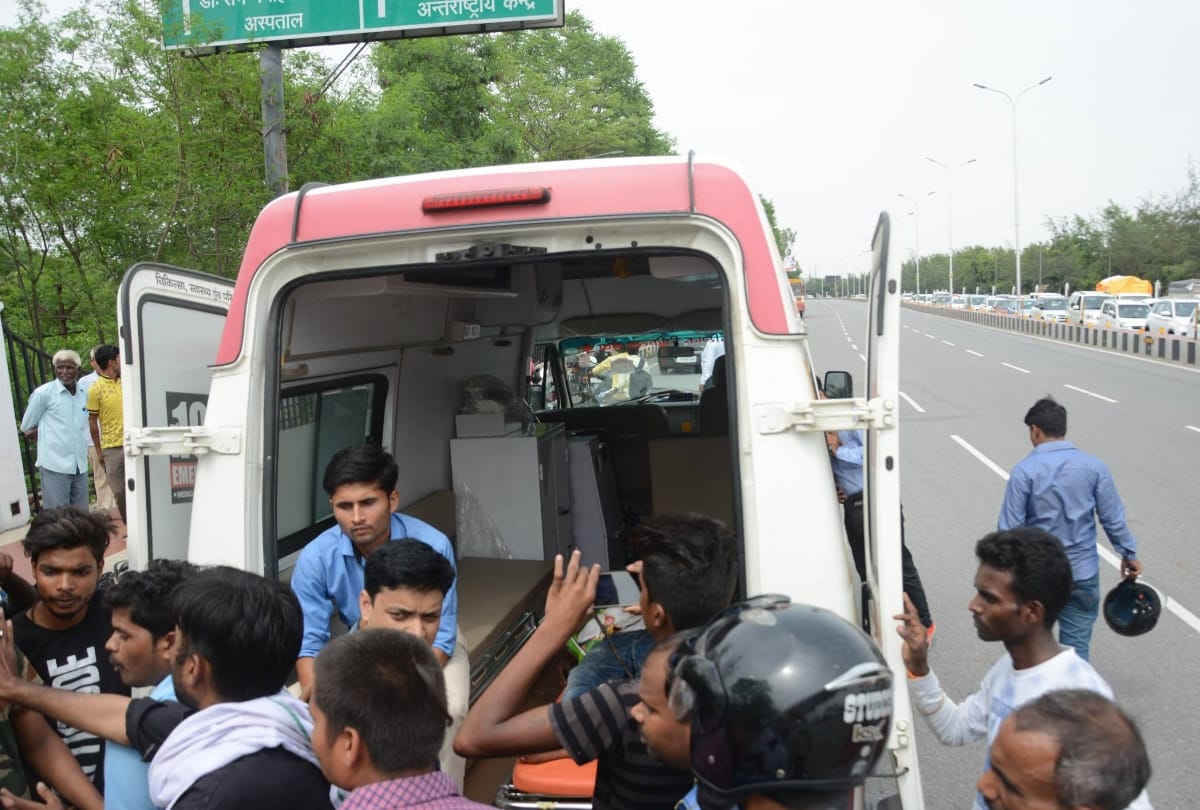 bus driver and conductor attacked on a passenger with rod in lucknow