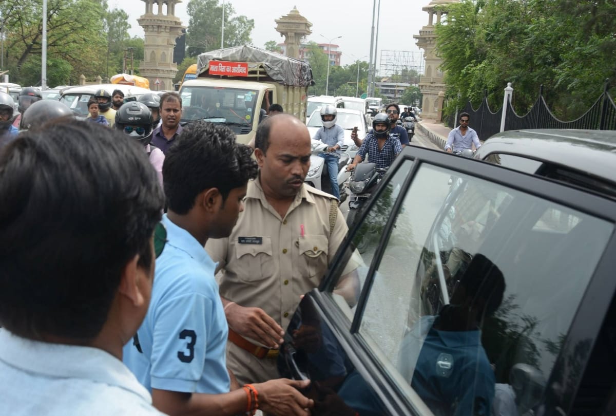 bus driver and conductor attacked on a passenger with rod in lucknow