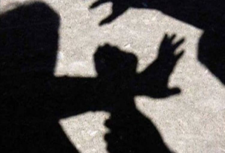 chowki incharge beaten a man, video viral on social media in lucknow