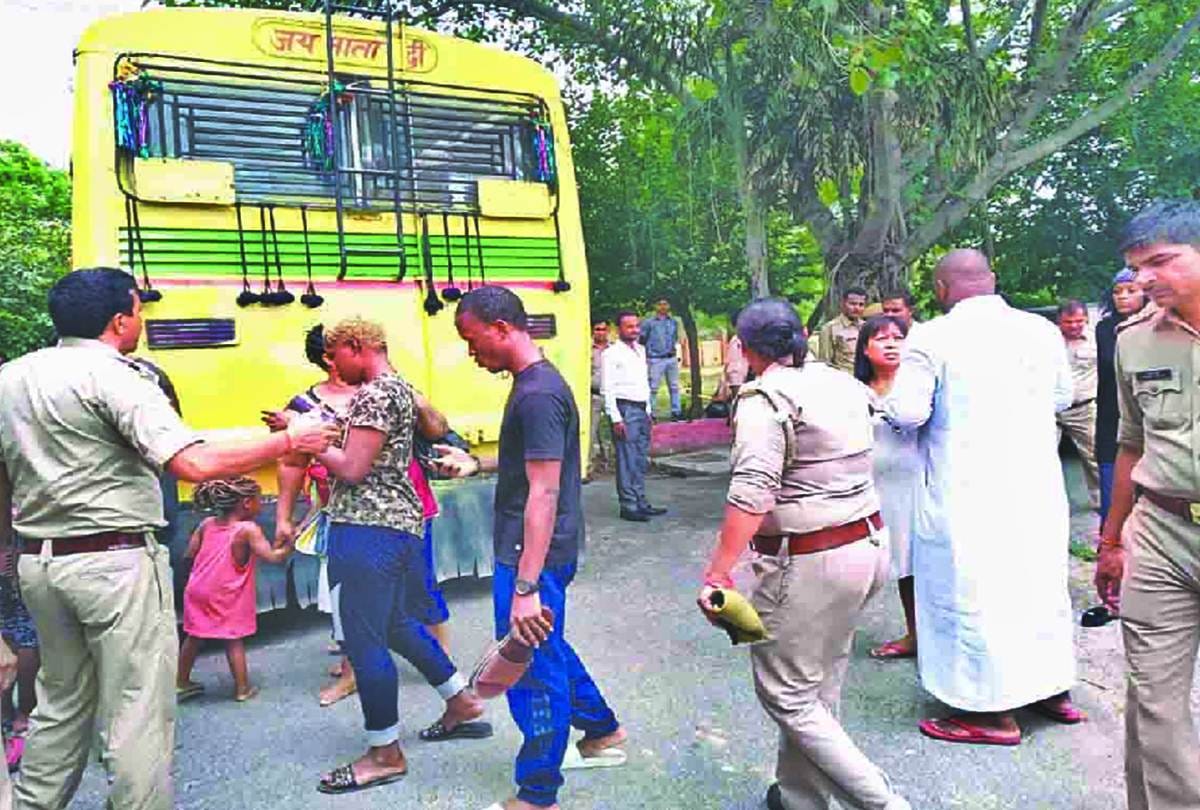 60 Foreigner arrested from them 12 absconding from the police line breaking the window