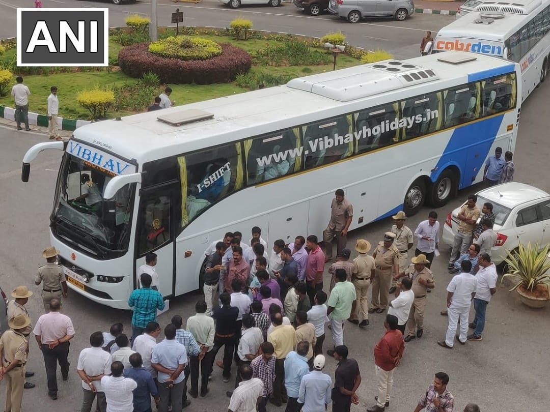 Karnataka political crisis Live updates: Speaker gave time to three MLAS for meeting
