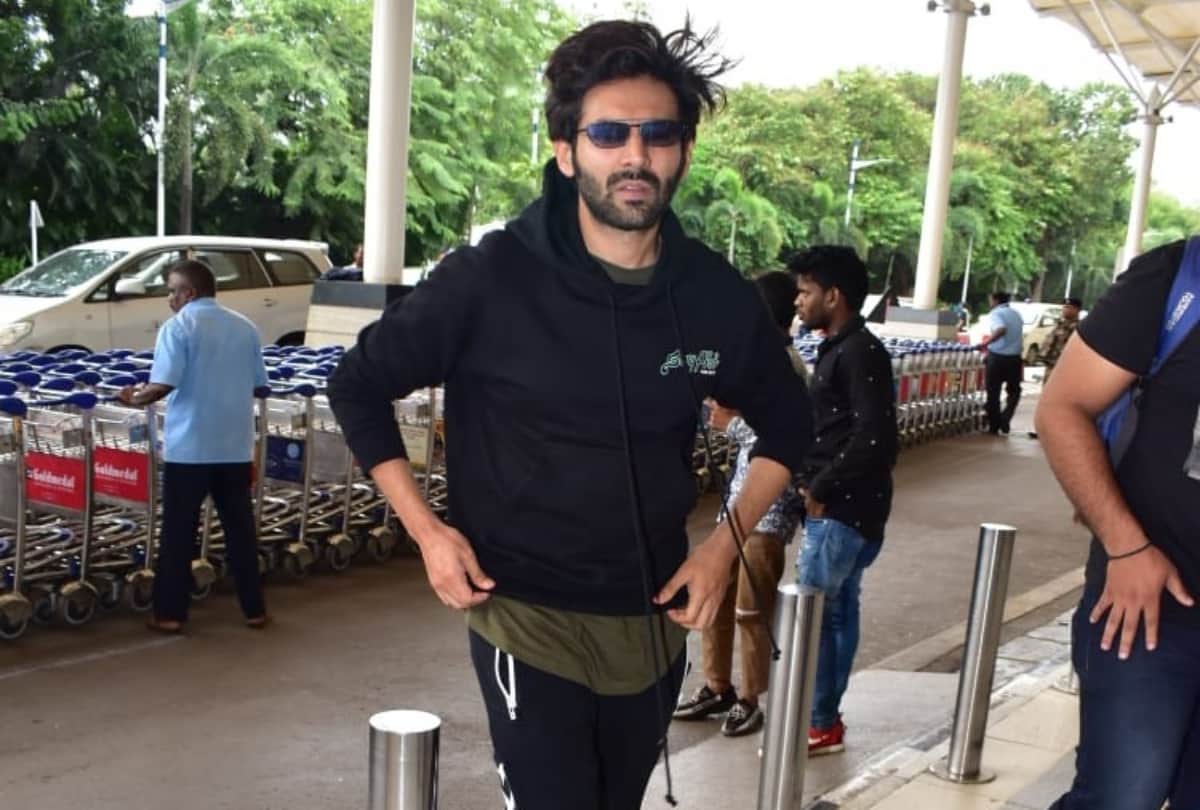 kartik aaryan spot with sara ali khan at the airport