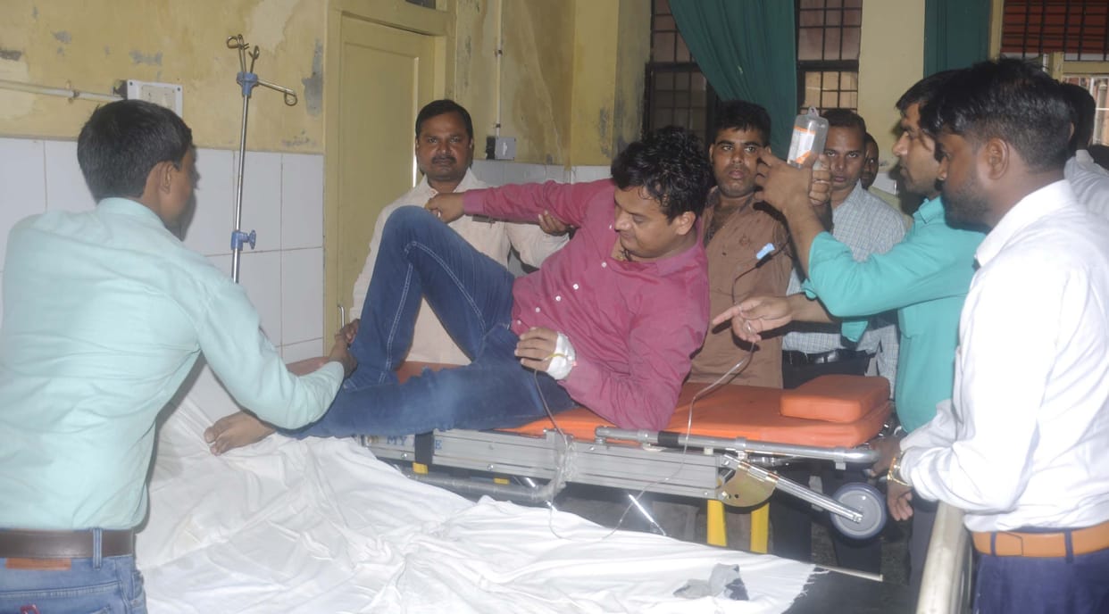 Fan dropped on the doctor and nurse who is treating children, condition critical