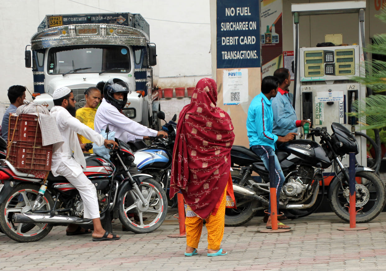 Strictness of four days, then on the old side, the petrol pump personnel