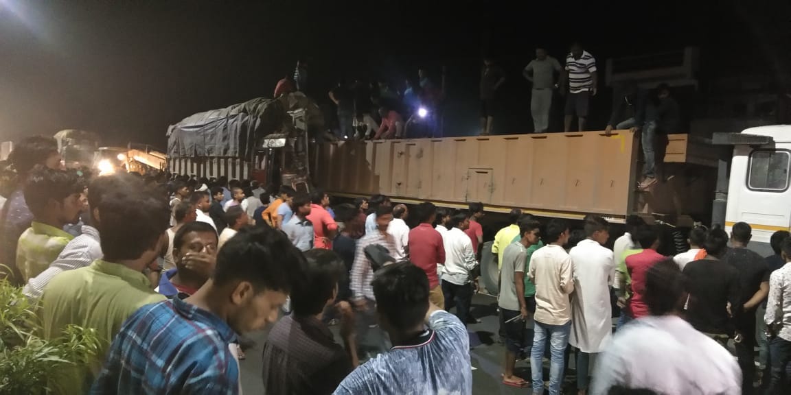 truck collided to trailer on highway