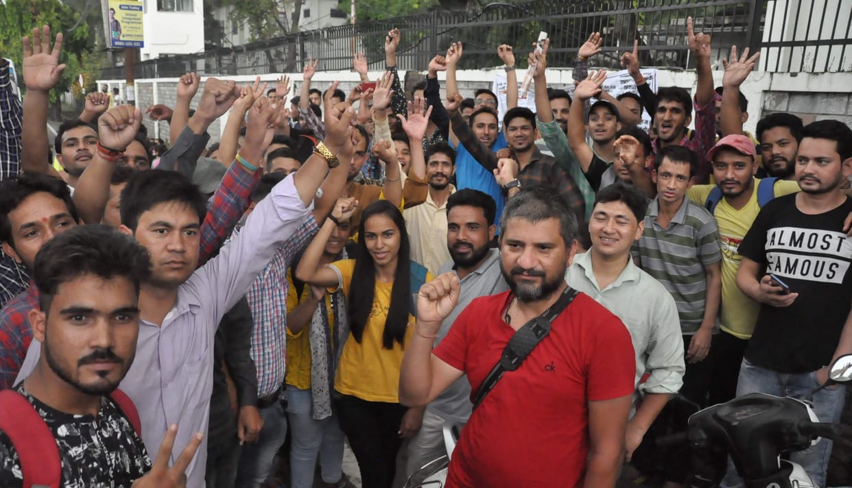 Unemployed performing outside the secretariat arrested