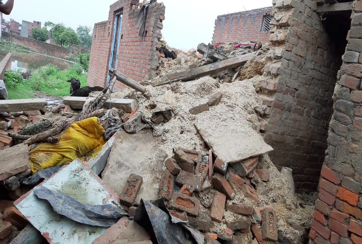 UP News: House collapses due to rain woman died in moradabad