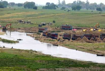 धड़ल्ले से नदी की धारा को मोड़ कर होता अवैध खनन