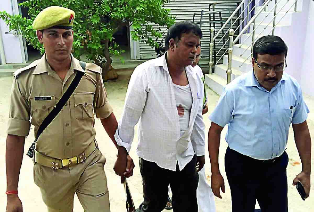 passenger tax officer beaten by man in farrukhabad rto office