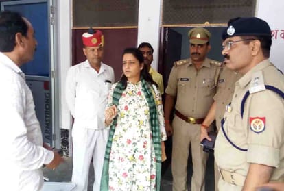 passenger tax officer beaten by man in farrukhabad rto office