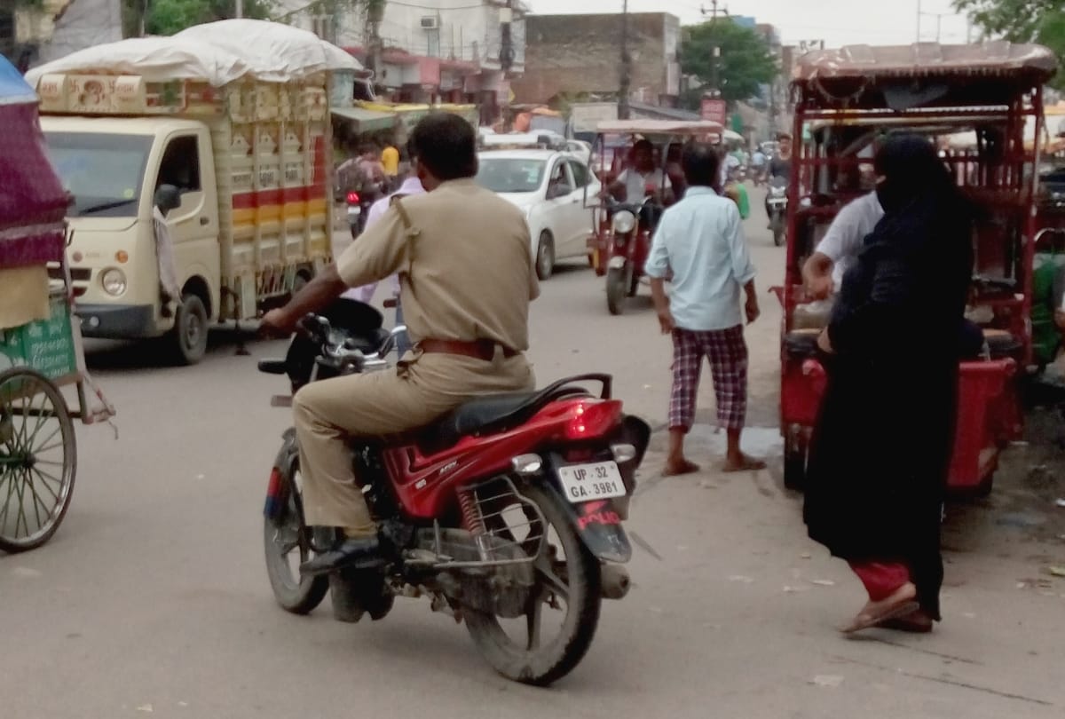 policemen are not following traffic rules in lucknow