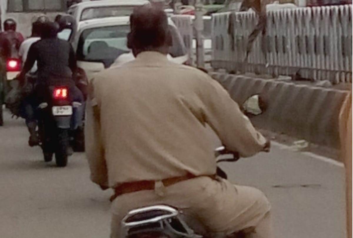 policemen are not following traffic rules in lucknow