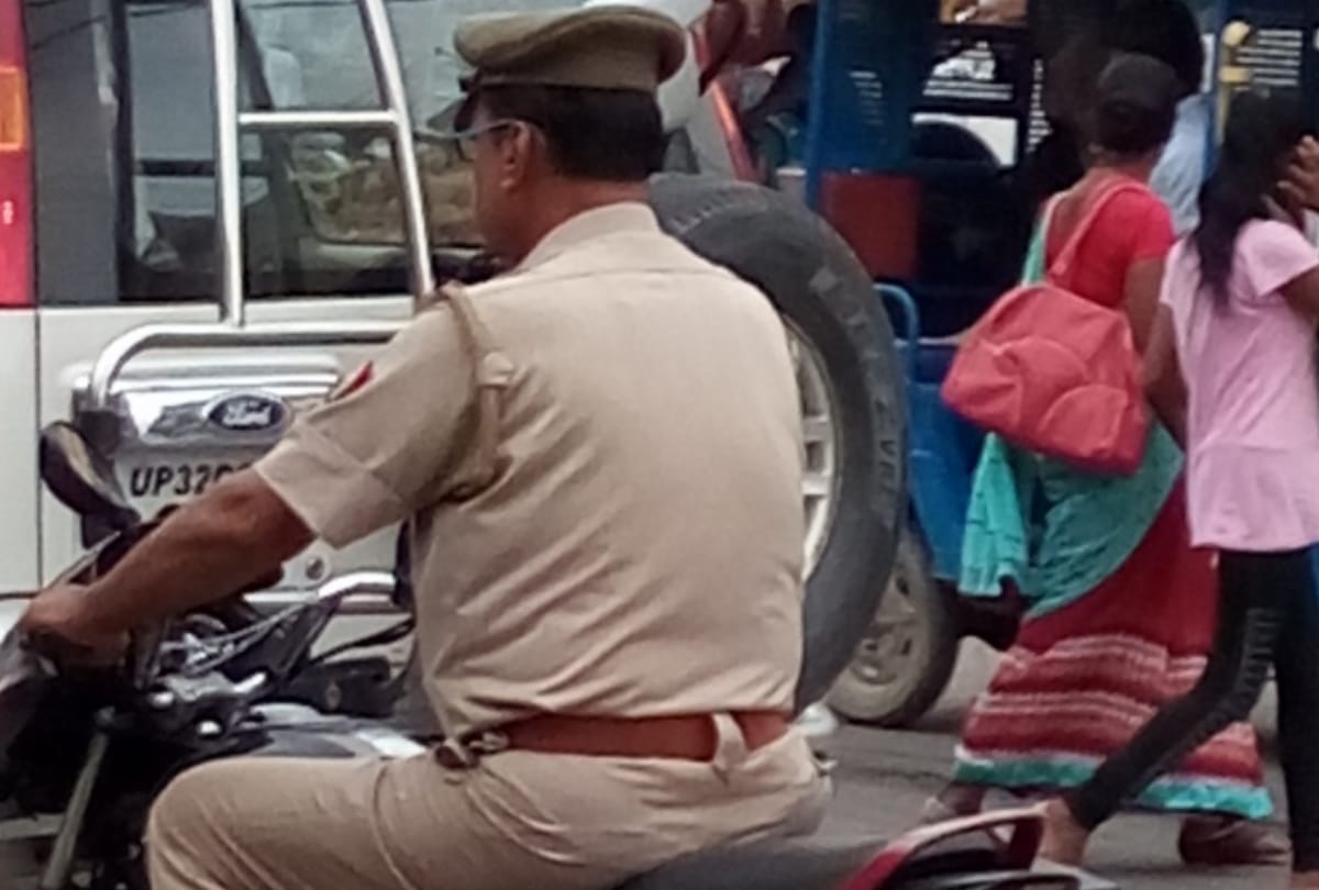 policemen are not following traffic rules in lucknow