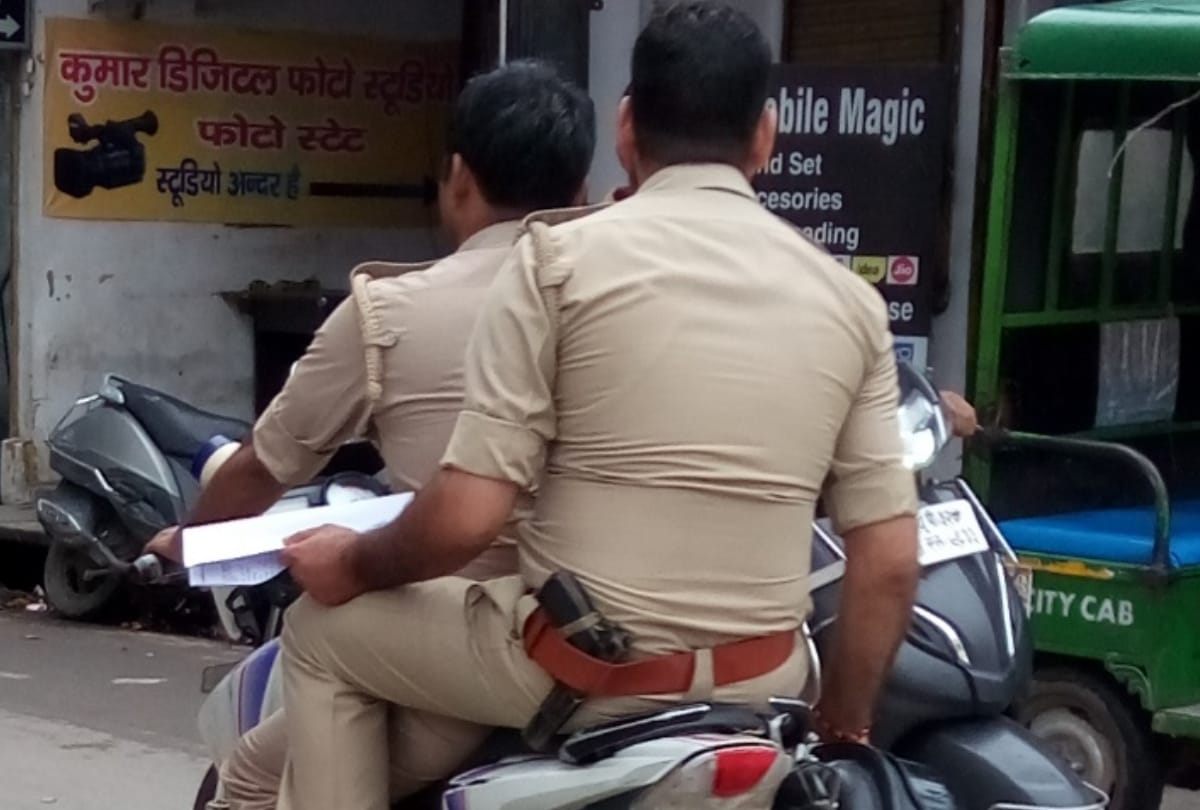 policemen are not following traffic rules in lucknow