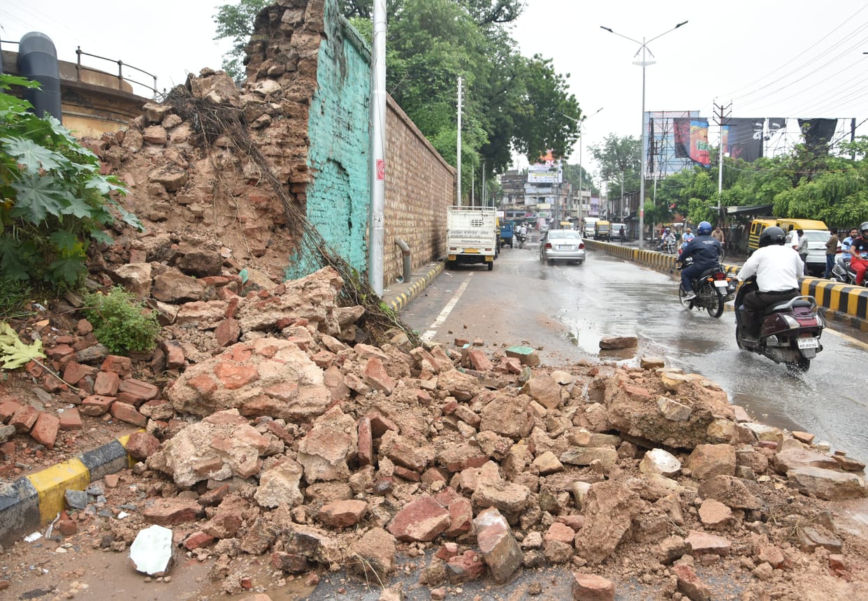 Prayagraj: The wall of Mughal Khasarobagh wall collapsed