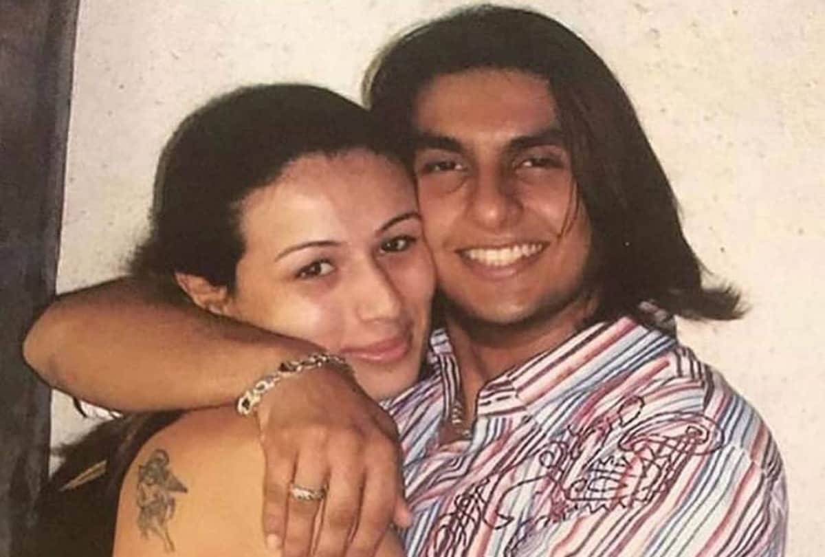 ranveer singh shoulder length hair poses with friend picture viral
