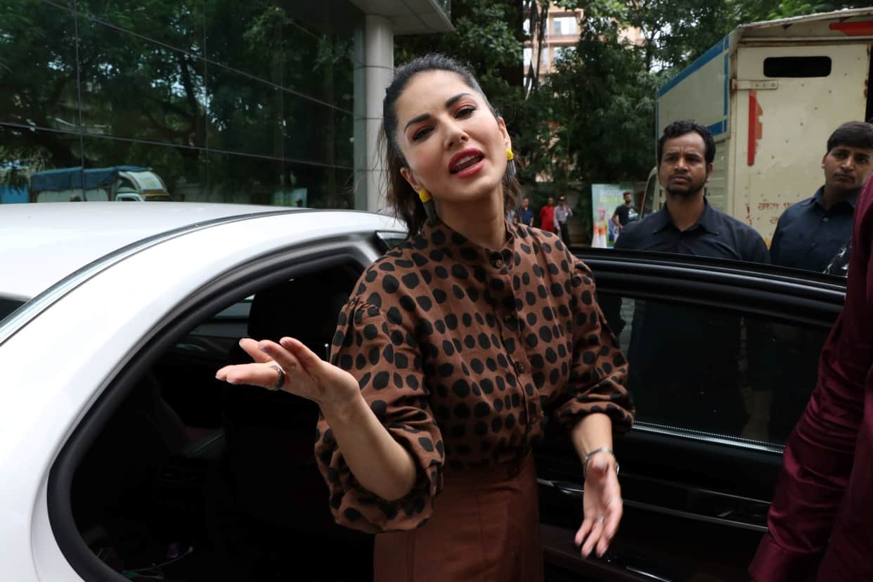 sunny leone apologises delhi man whose phone number shared in arjun patiala