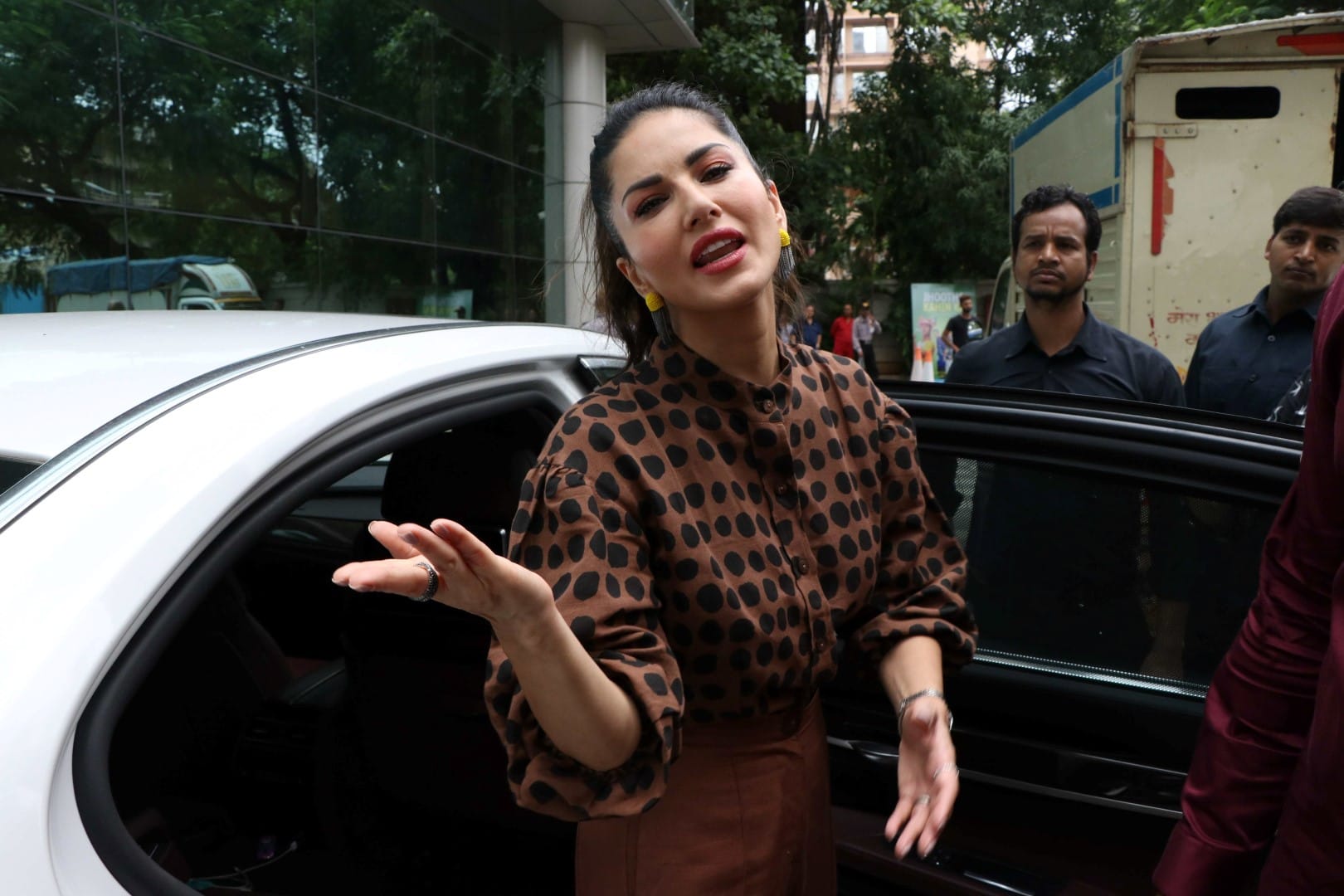 What is Actress Sunny Leone phone number delhi man Arjun Patiala will go to court