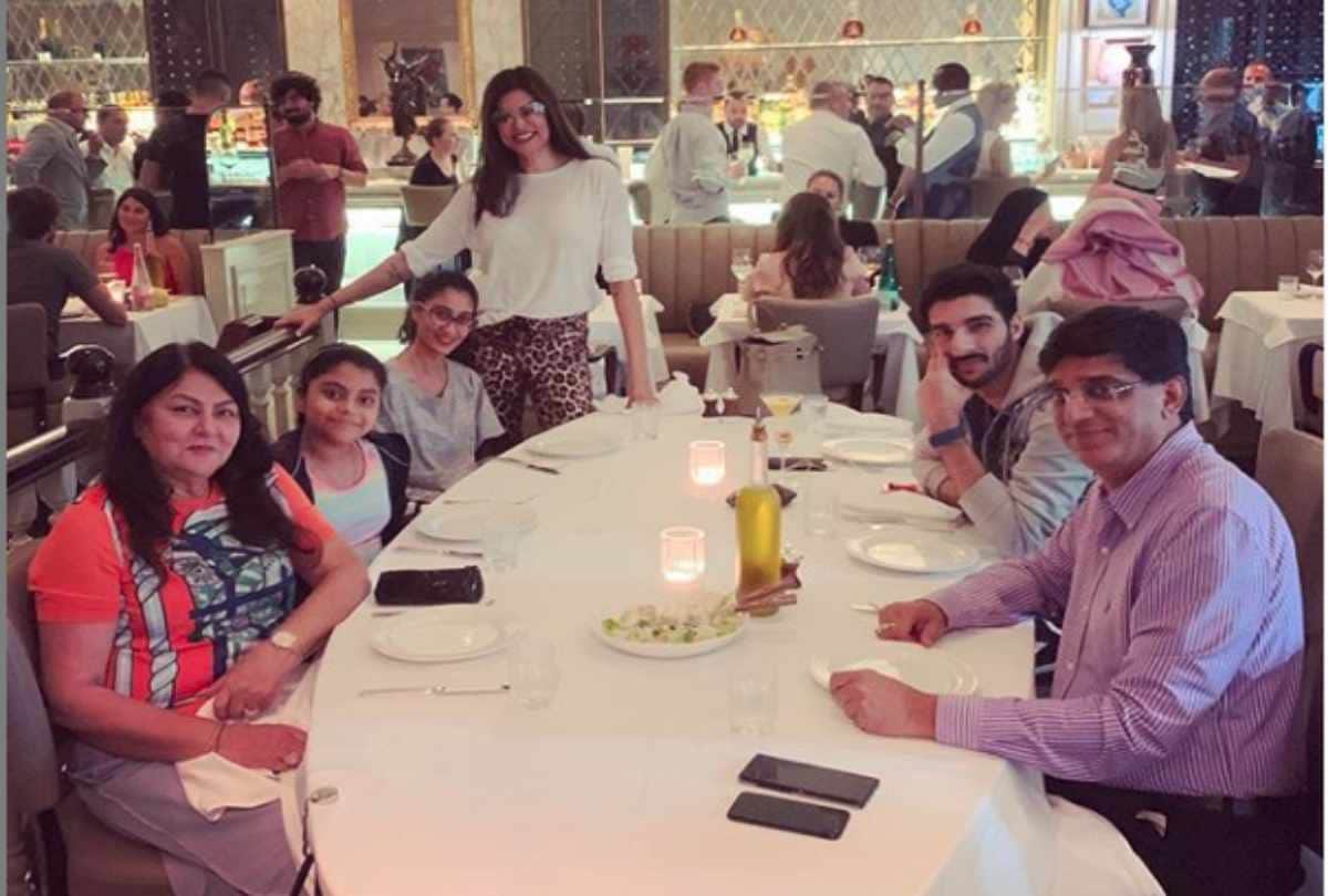 sushmita sen share photo with boyfriend rohman shawl and family