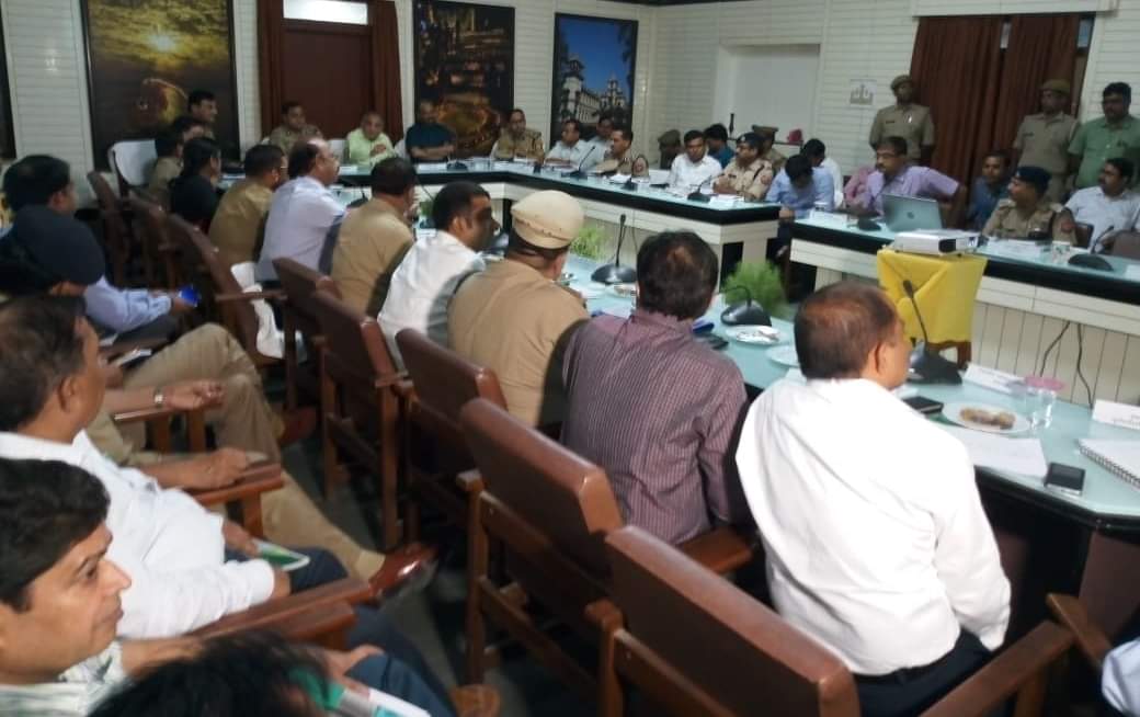 Kashi vishwanath temple decorate by 5 Quintal flowers in savan mela in varanasi
