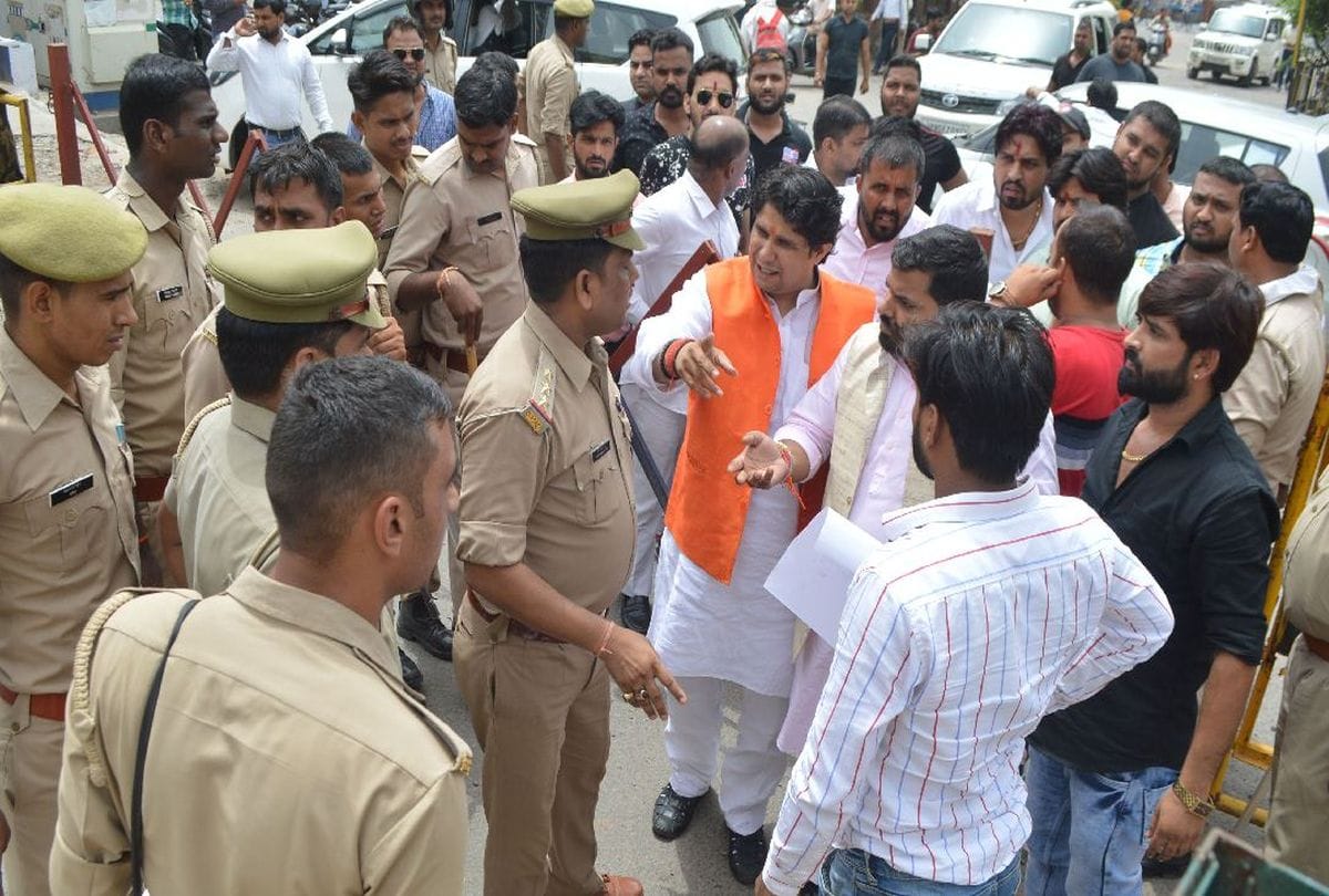zila panchayat members did not attend no confidence motion meeting in agra