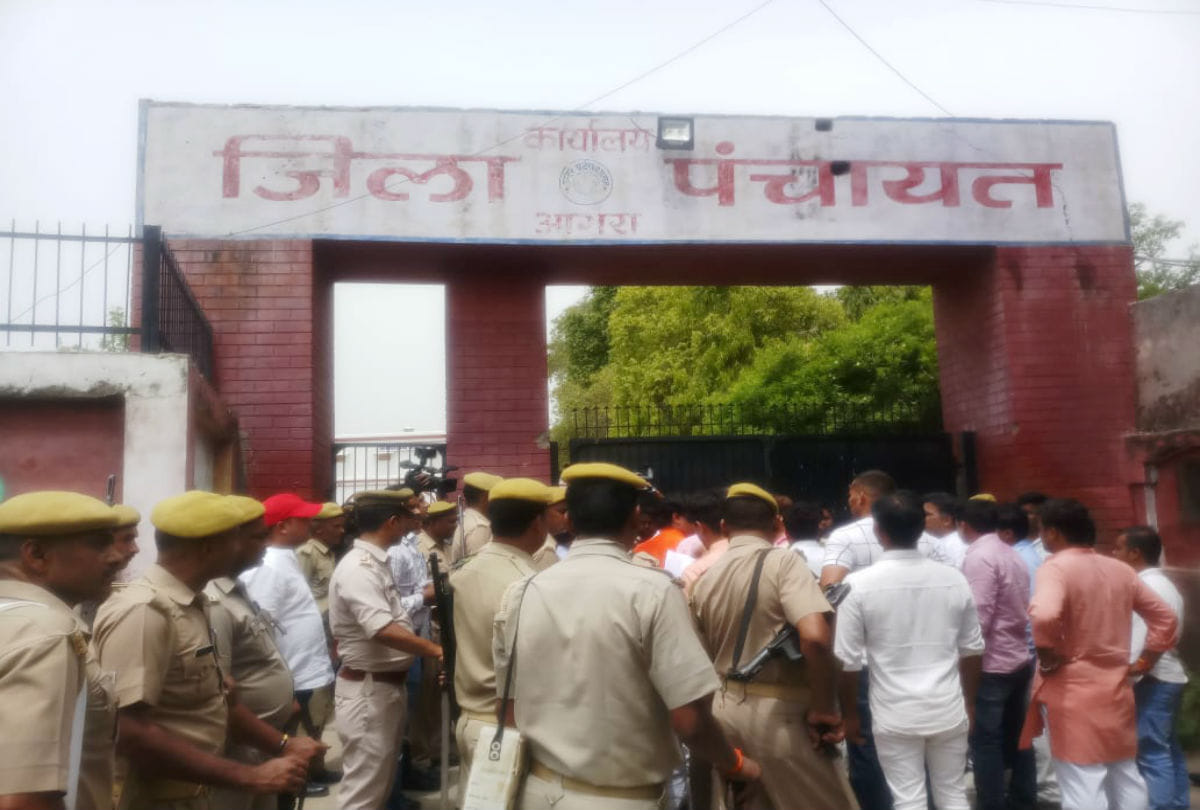 development works stopped due to zila panchayat president fight in agra