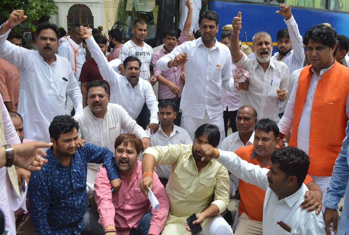 jila panchayat members protest against entry ban in district panchayat office agra