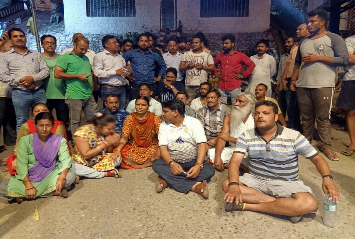 people protest against lakshman jhoola bridge blocked for passengers 
