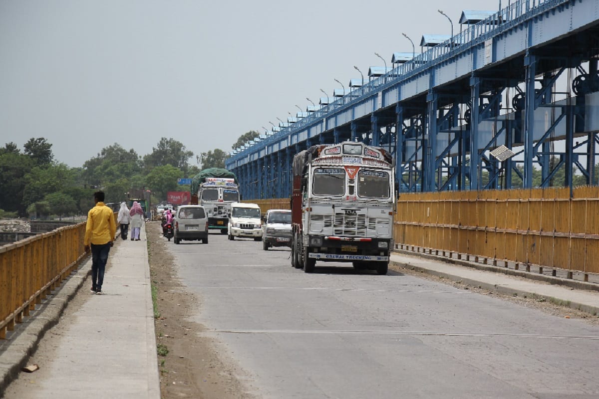 Traffic for big vehicles has started on Ganga Barrage bridge of Delhi Pauri National Highway