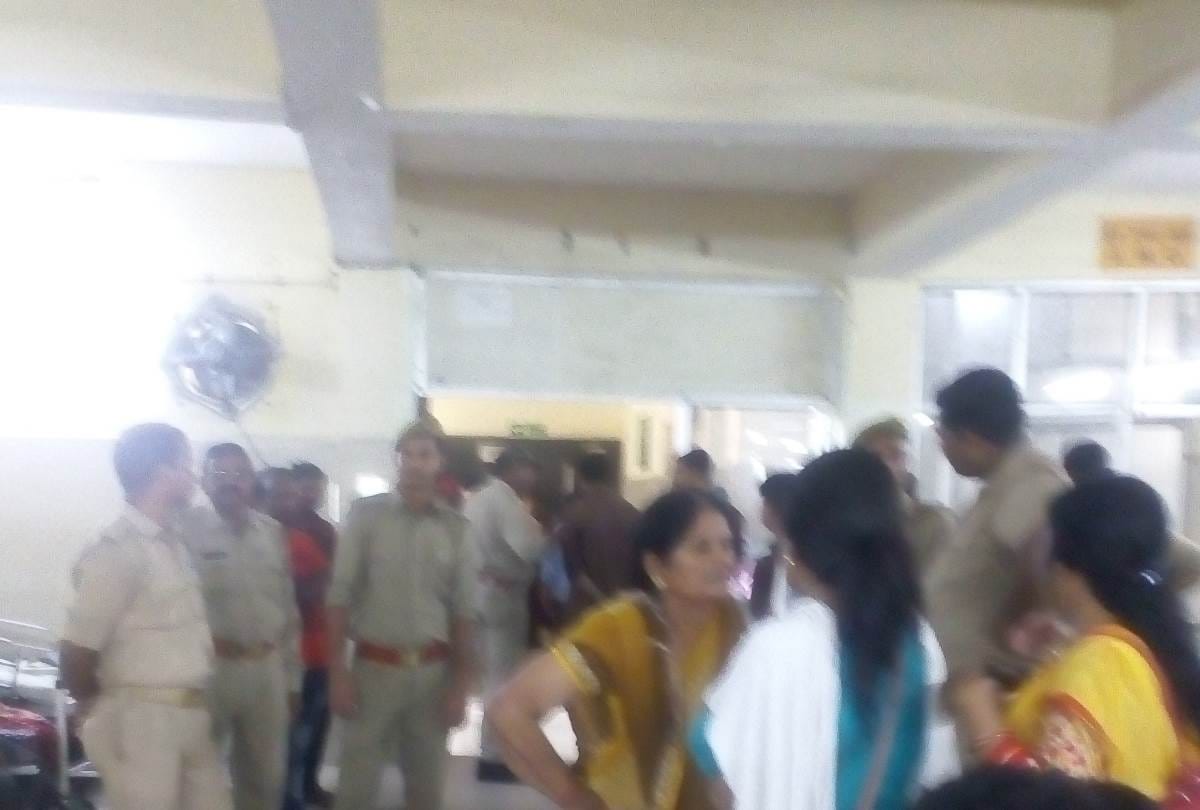 daughter of patient slapped a doctor after the death of her mother in balrampur hospital