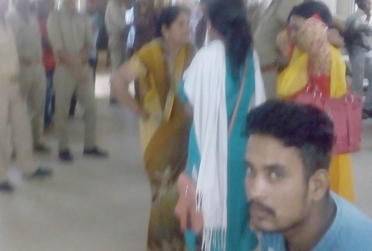 daughter of patient slapped a doctor after the death of her mother in balrampur hospital