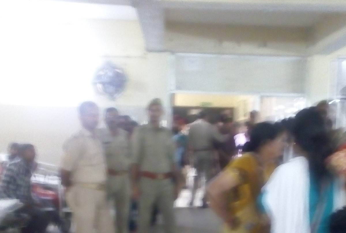 daughter of patient slapped a doctor after the death of her mother in balrampur hospital