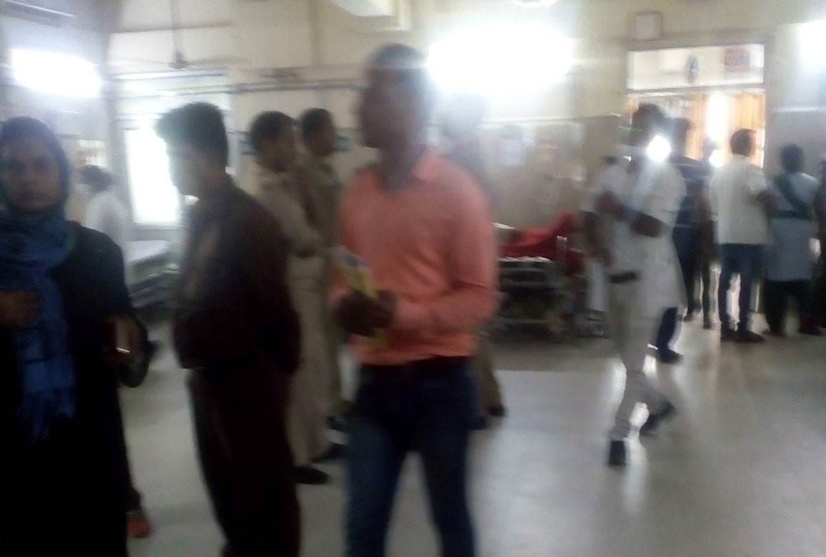 daughter of patient slapped a doctor after the death of her mother in balrampur hospital