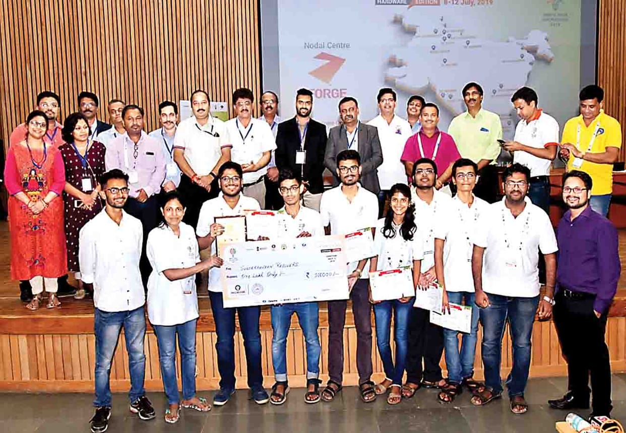 ramrao college winner in hackathon contest in iit kanpur