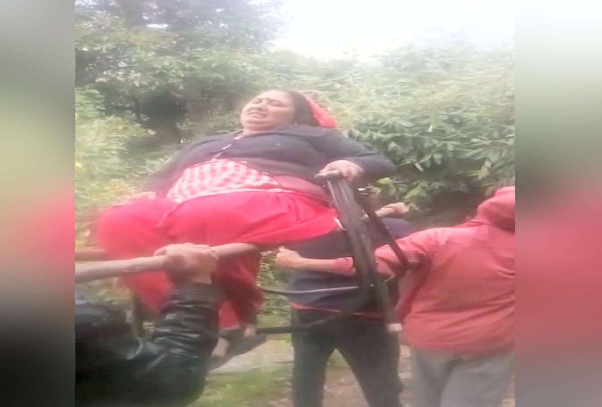 Patient carried in Sedan for eight kilometers in kullu himachal