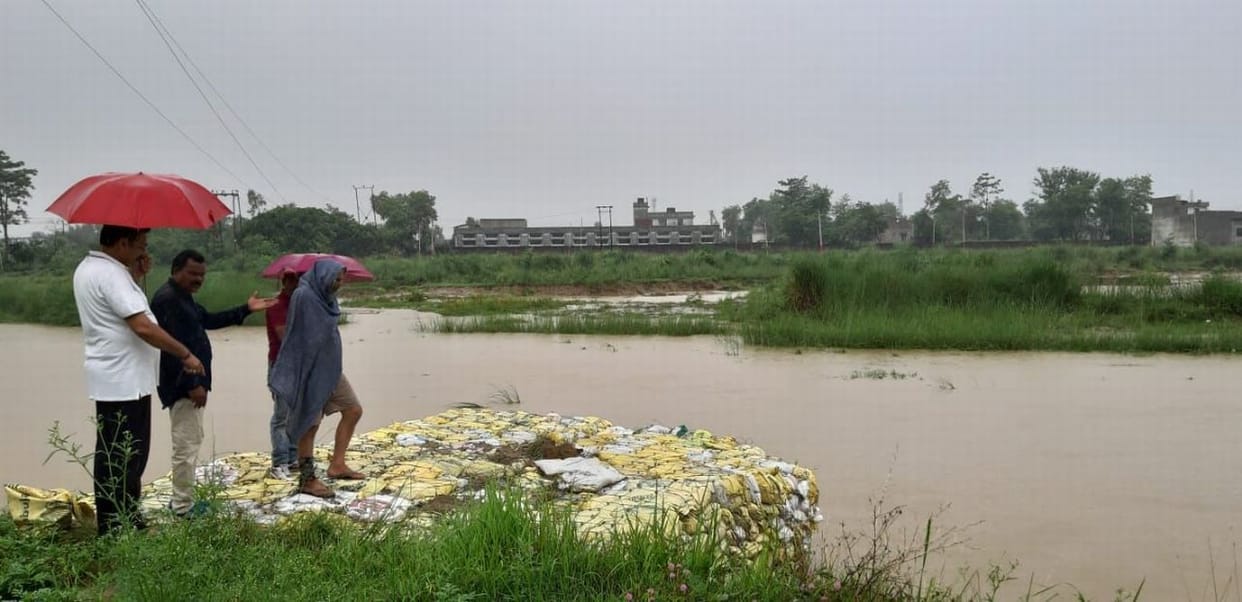 water level groing in dhela river