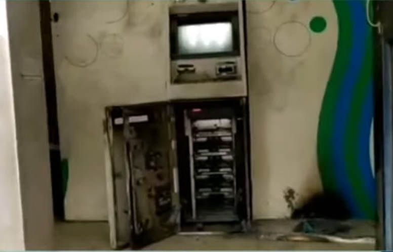 Looted lakh rupees after cutting ATM in Delhi