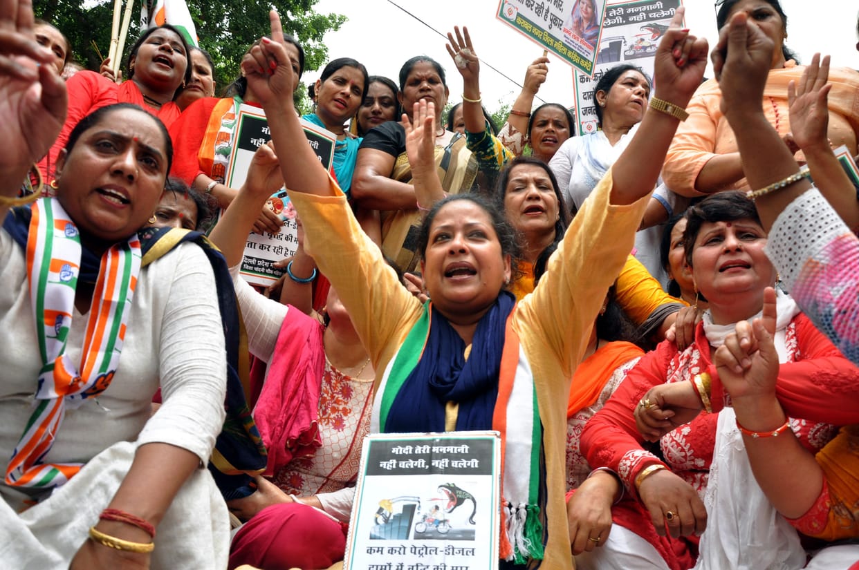 Women congress protest against petrol diesel price hike
