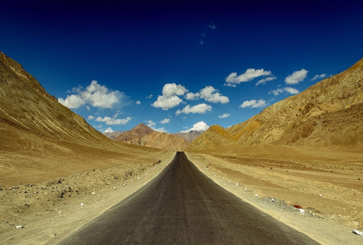 Ladakh will become country first carbon neutral state Tourists will be able to travel in buses on Leh Hemis and Leh Sangam routes