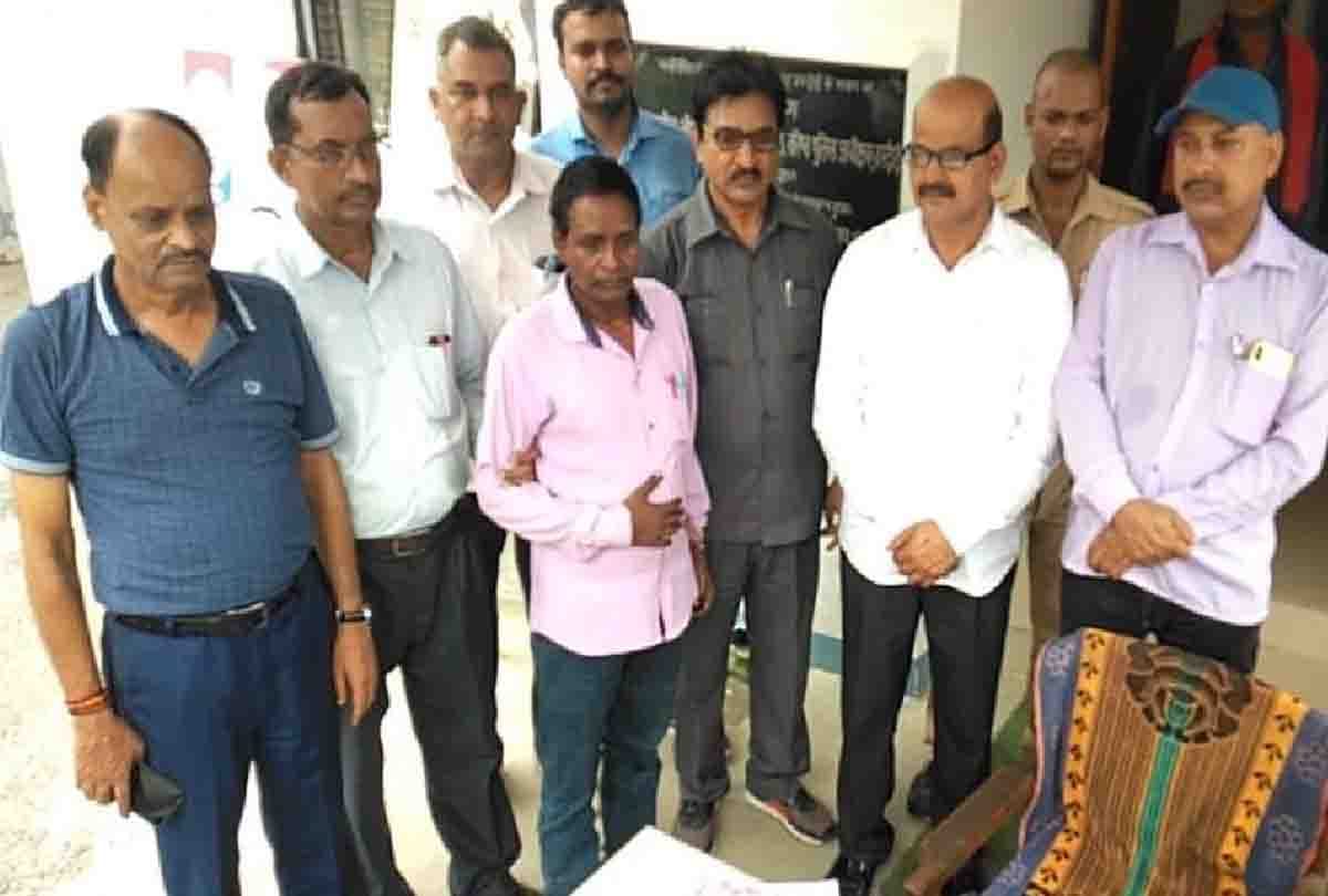 government employee arrested by anti corruption team in hardoi