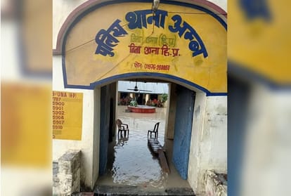 heavy rain in himachal pradesh landslides flood water enters in police station