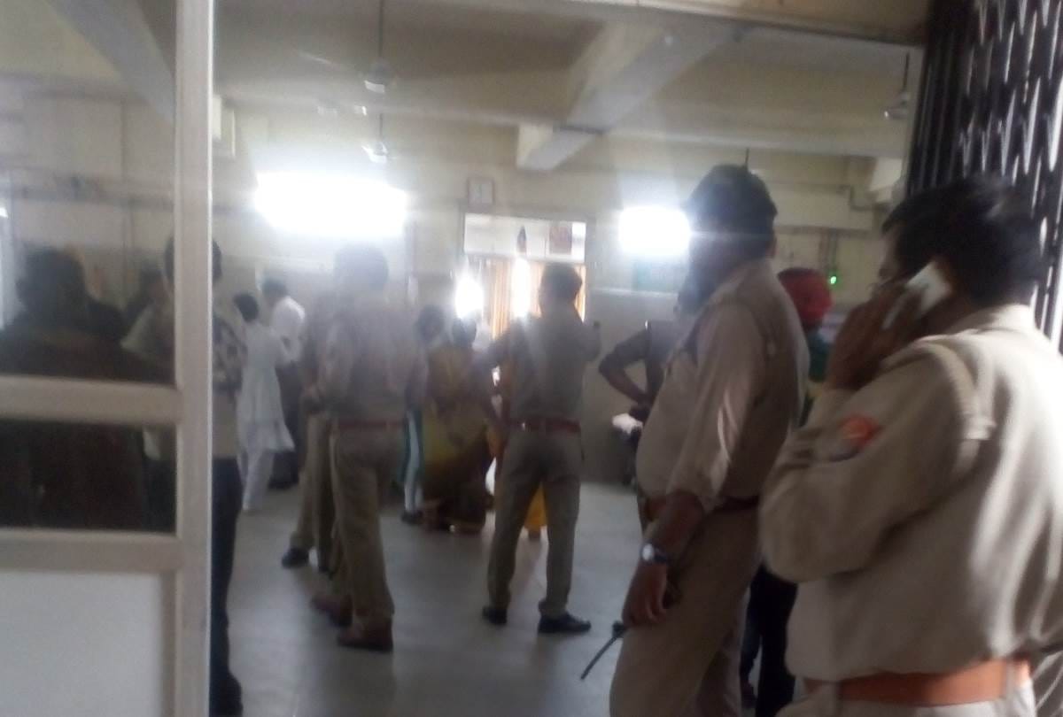daughter of patient slapped a doctor after the death of her mother in balrampur hospital