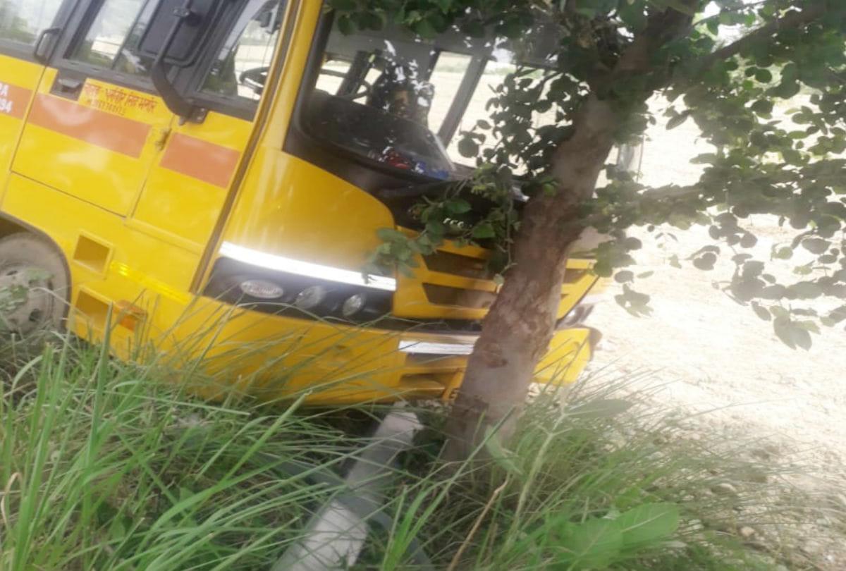 school bus collision with electric pole in agra