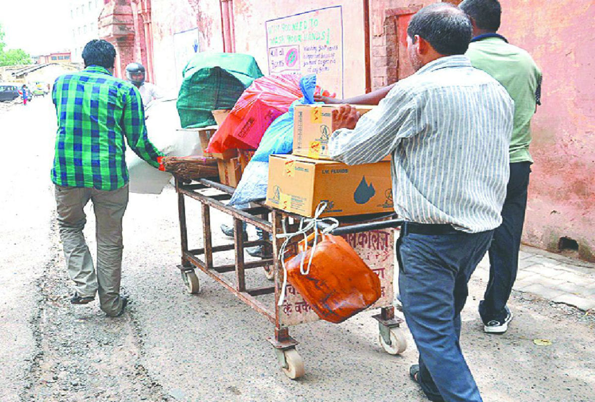 woman carrying oxygen cylinder with patient in sn medical medical agra