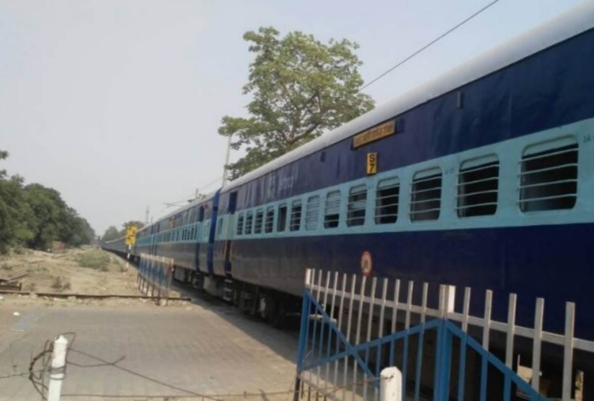 robber gang active in trains on mumbai delhi rail route