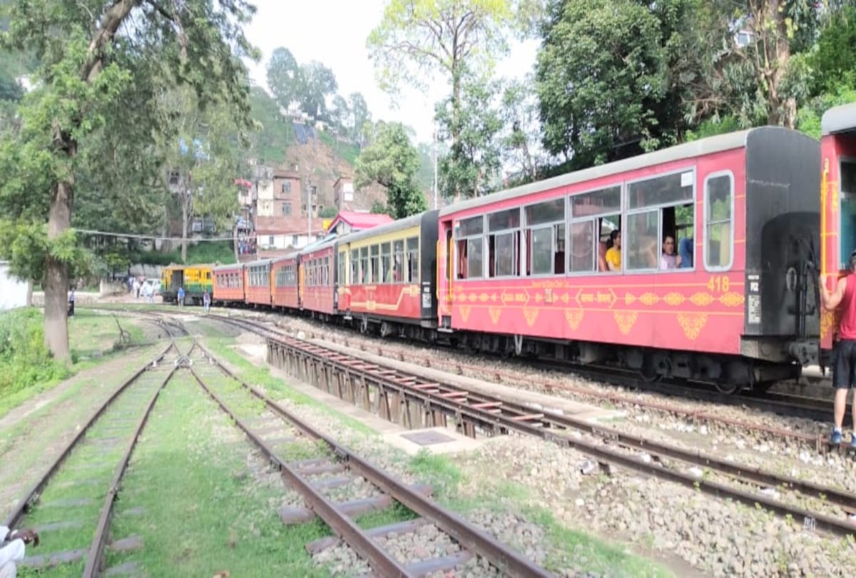 Kalka Shimla train engine Power failed at at Dharampur railway station Solan
